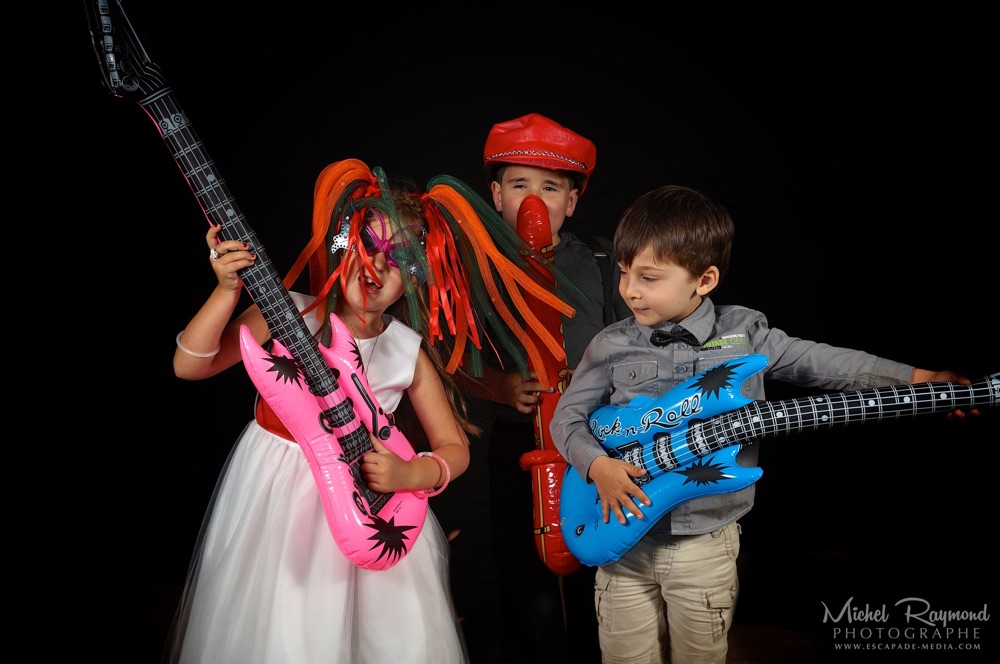 enfant-photobooth-avec-guitare