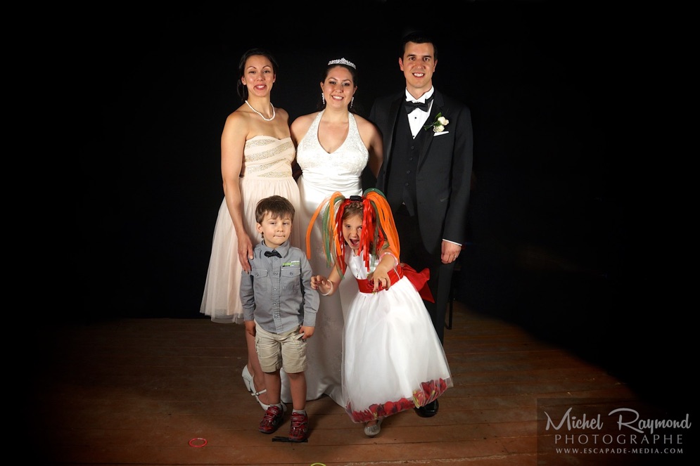 photo-de-studio-avec-marié-et-enfants