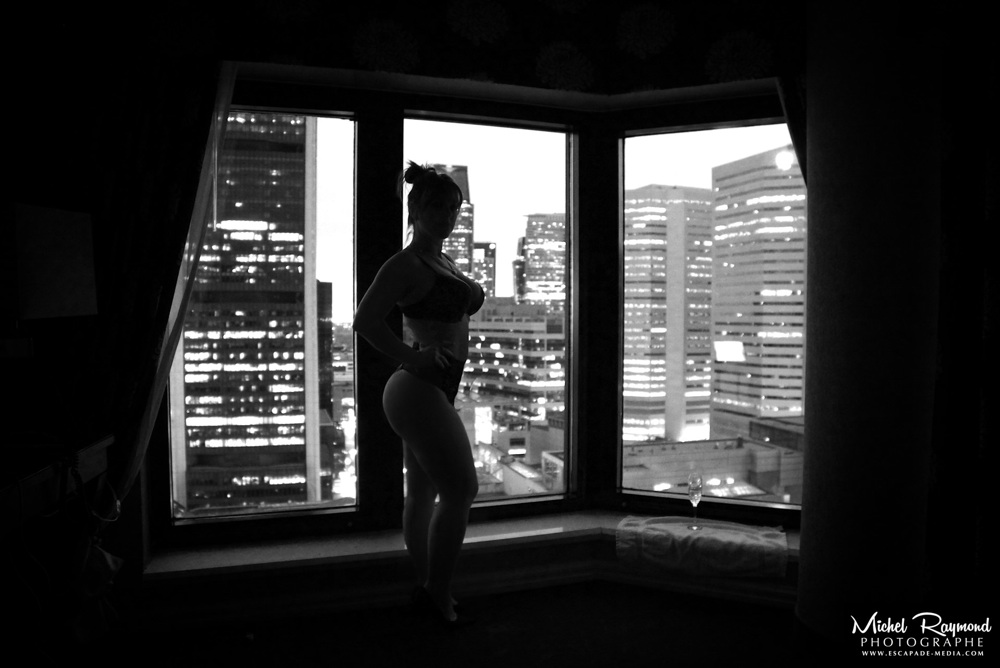 photo-boudoir-devant-fenetre-avec-vue-sur-montreal
