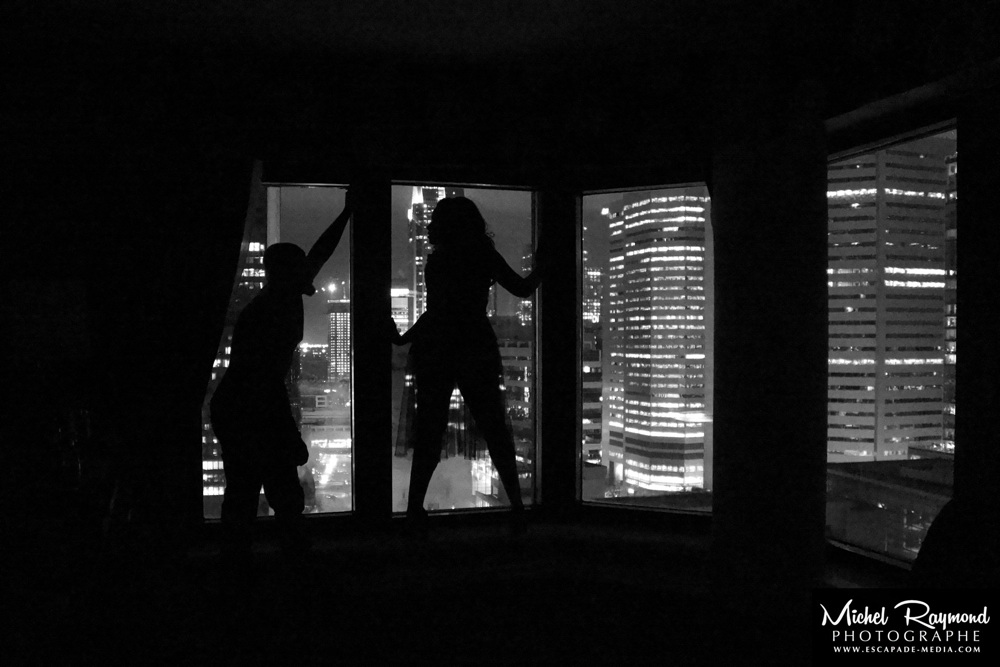 photo-boudoir-devant-grande-fenetre-vue-montreal-la-nuit