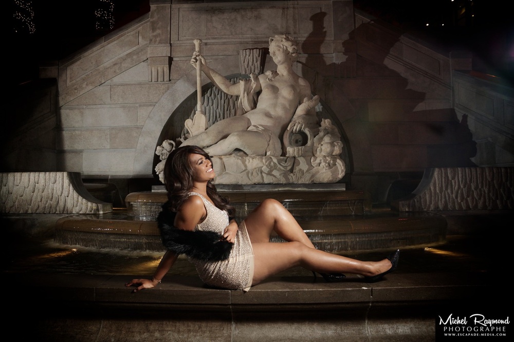 photo-sexy-devant-statue-montreal