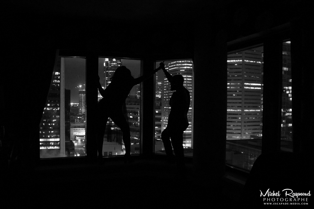 couple-boudoir-devant-la-fenetre-vue-montreal-la-nuit