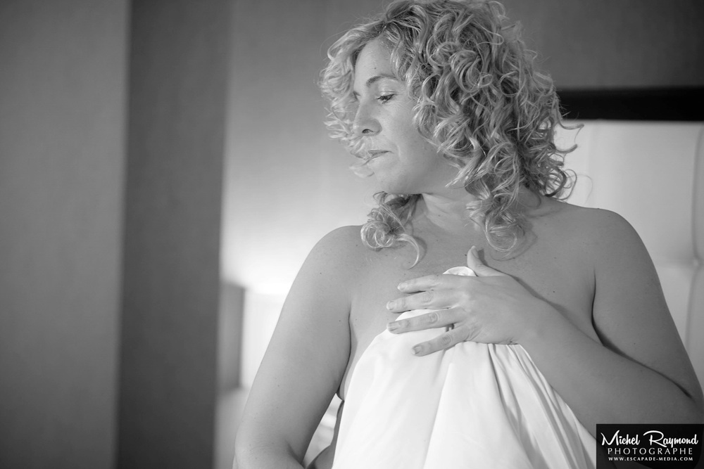 photo-boudoir-femme-se-chache-avec-couverture