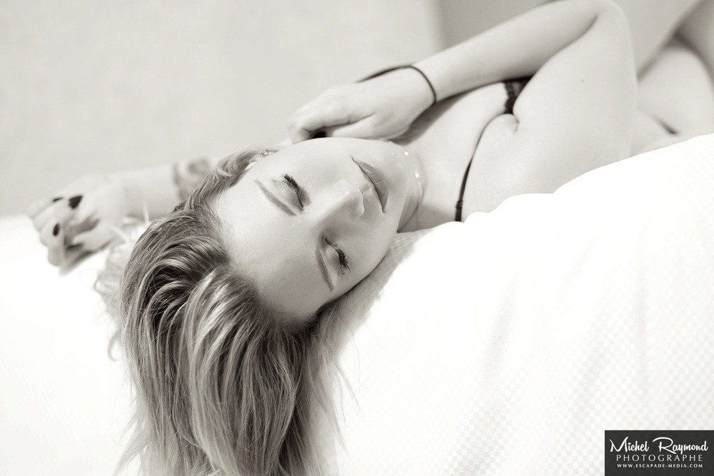 femme-blonde-étendu-au-bout-du-lit
