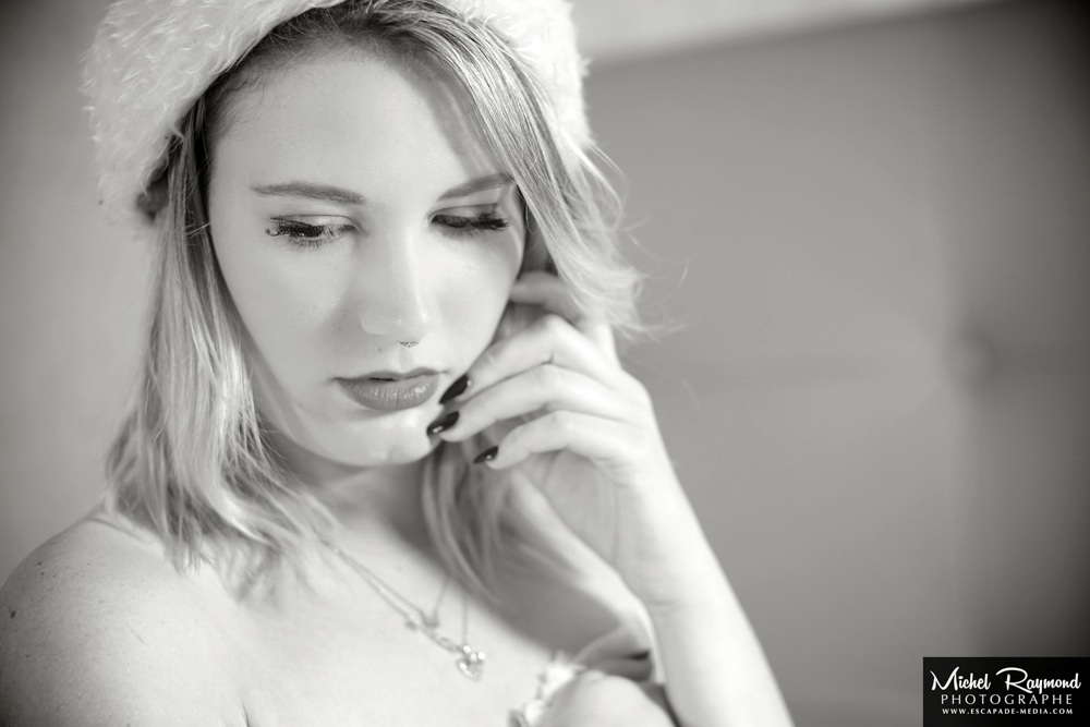 femme-blonde-avec-tuque-de-noel