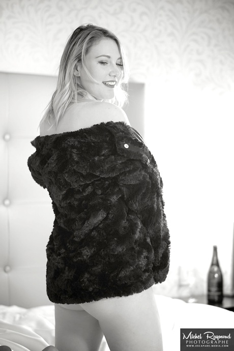photo-boudoir-femme-blonde-avec-sourire