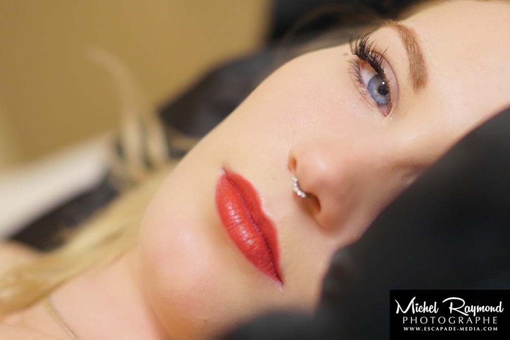 photo-portrait-boudoir-blonde-au-yeux-bleux