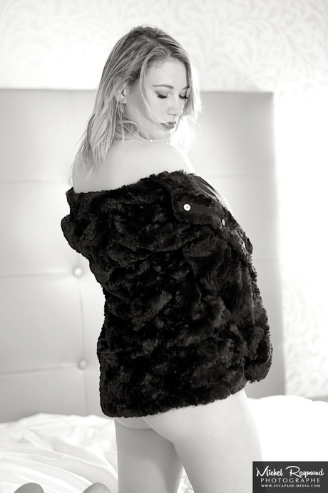 photo-boudoir-très-sensuel-femme-blonde-au-lit
