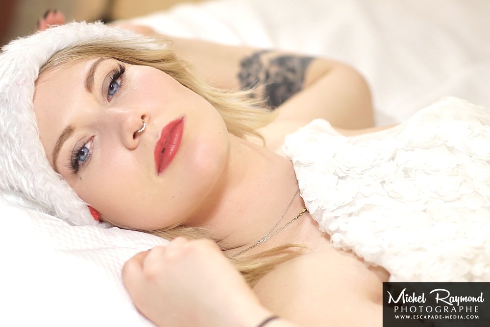 blonde-avec-tuque-de-noel