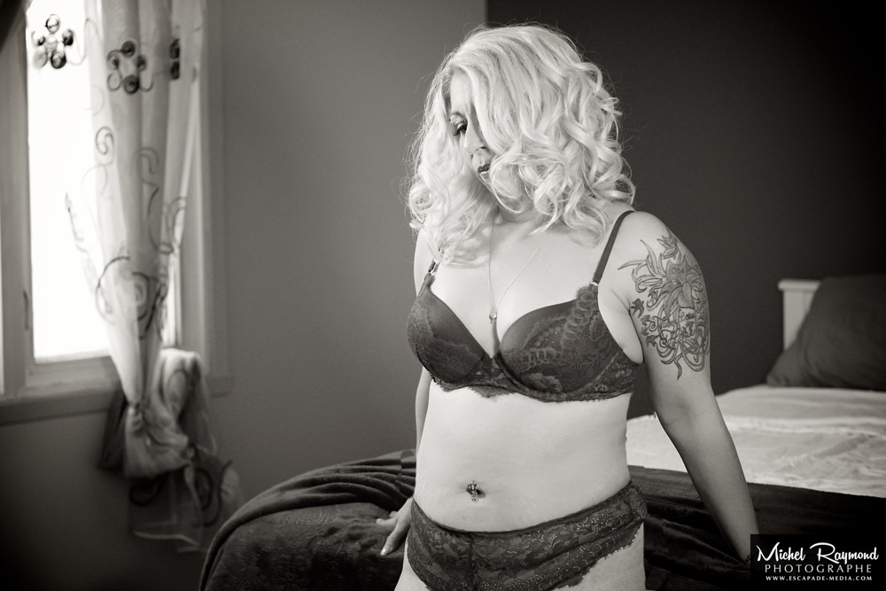 boudoir-femme-blonde-avec-tatoo