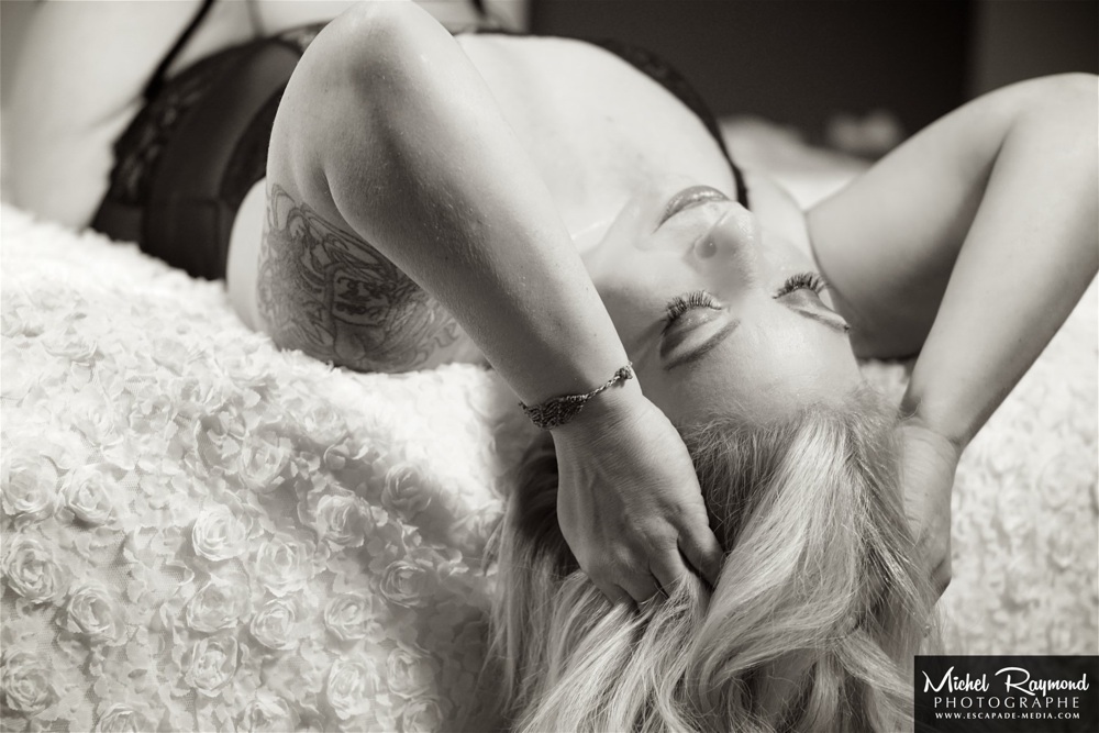 pose-boudoir-sensuelle-avec-femme-blonde