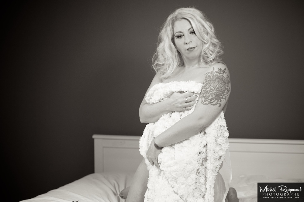 pose-boudoir-femme-blonde-avec-tatoo