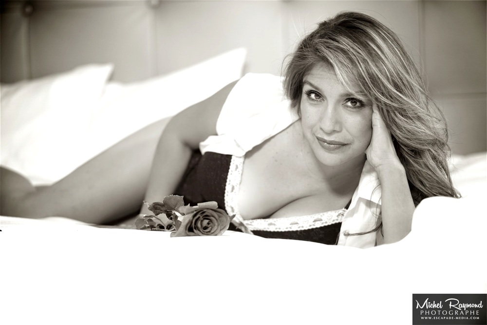 jolie-femme-mature-latine-au-lit