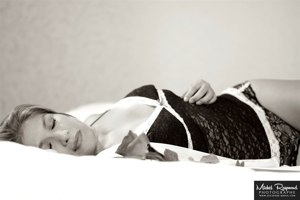 femme-sexy-latine-couché-sur-le-côté