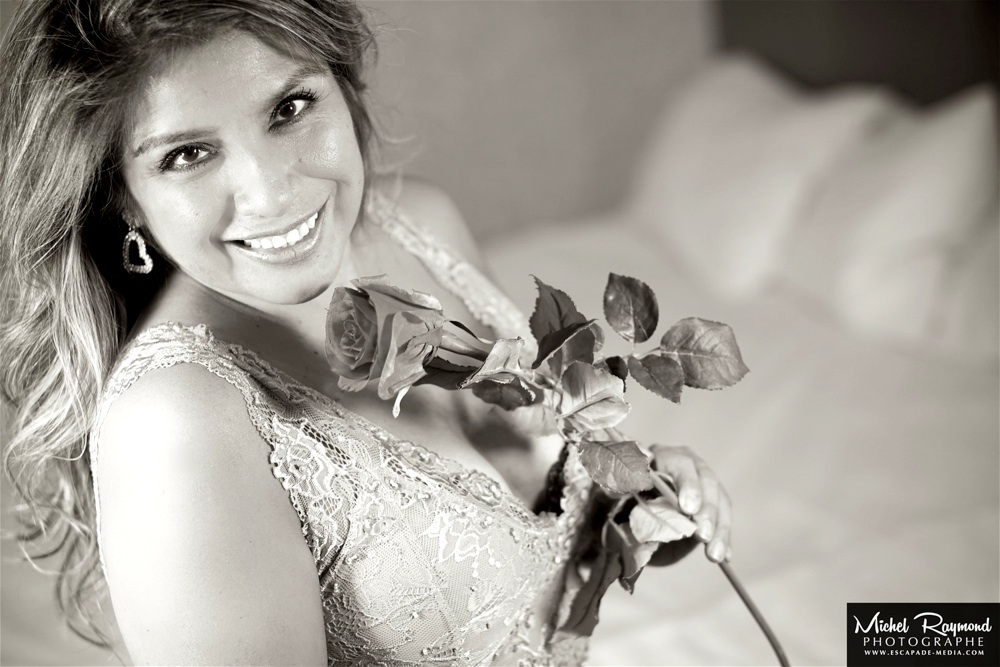 photo-portrait-glamour-femme-latine-avec-rose