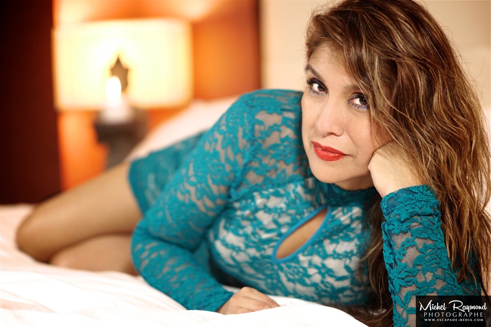pose-boudoir-sensuel-femme-latina