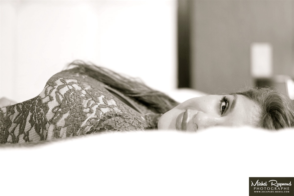 pose-boudoir-femme-latine-couché-sur-le-dos
