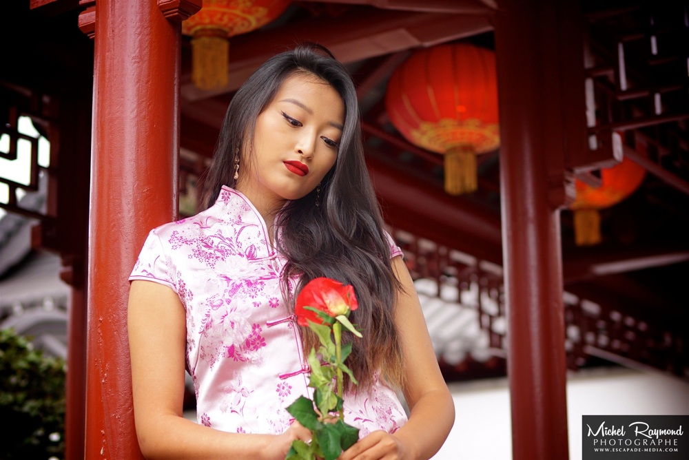 belle-chinoise-avec-rose-rouge