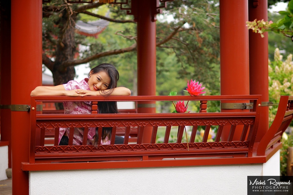 belle-chinoise-dans-la-pagode-jardin-de-chine-de-montreal