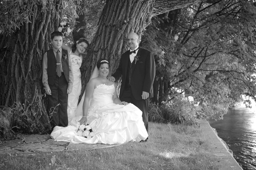 photo de mariage en famille près de la rivière richelieu