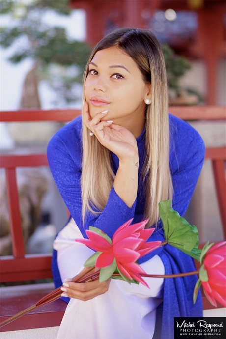 Cynthia-Lanthier-Nguyen-avec-fleur-de-lotus-au-jardin-de-chine