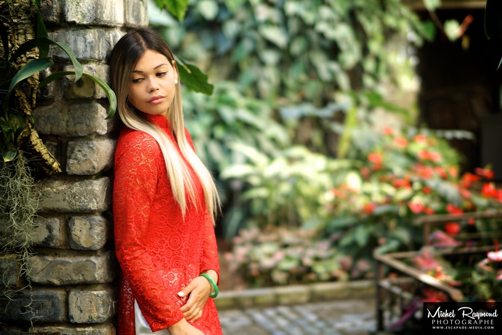 Ao-dai-dentelle-rouge-au-serre-botanique