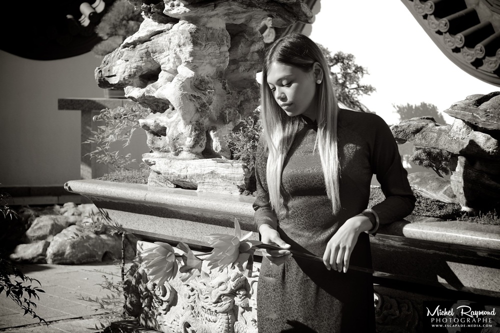 Vitnamienne-en-ao-dai-au=bonzai-de-Montréal