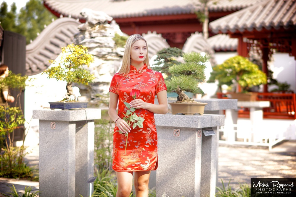 jolie-blonde-robe-traditionnel-chinoise
