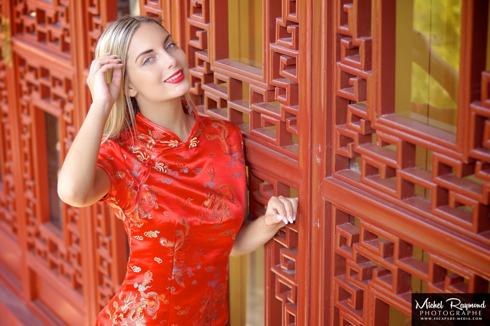 jolie-modèle-blonde-dans-une-robe-chinoise