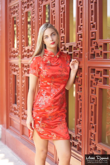 robe-chinoise-rouge-avec-modèle