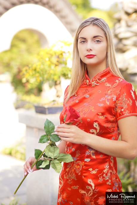 modèle-blonde-robe-chinoise