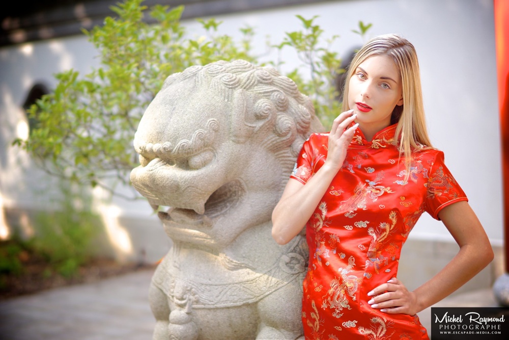 modèle-près-lion-jardin-de-chine