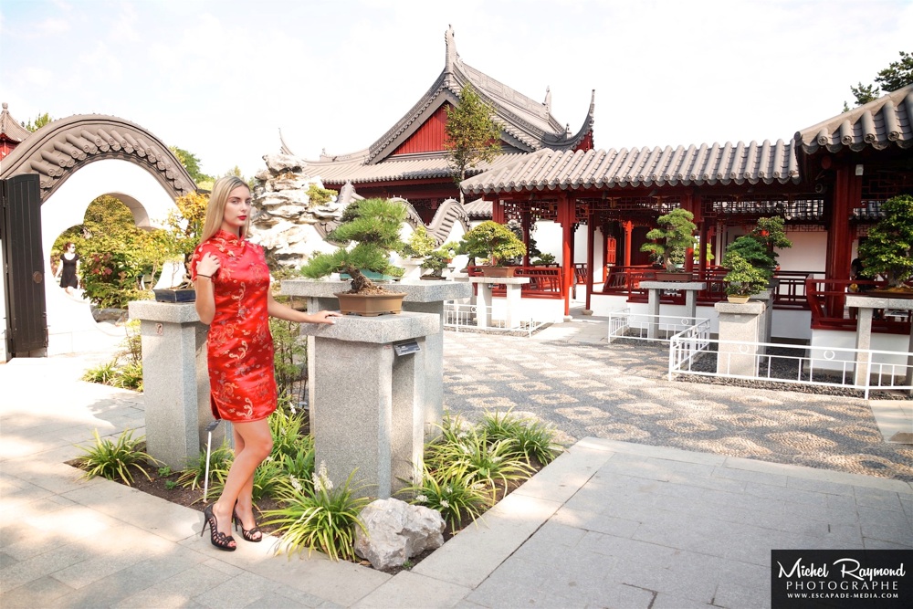 robe-chinoise-rouge-au-jardin-de-chine