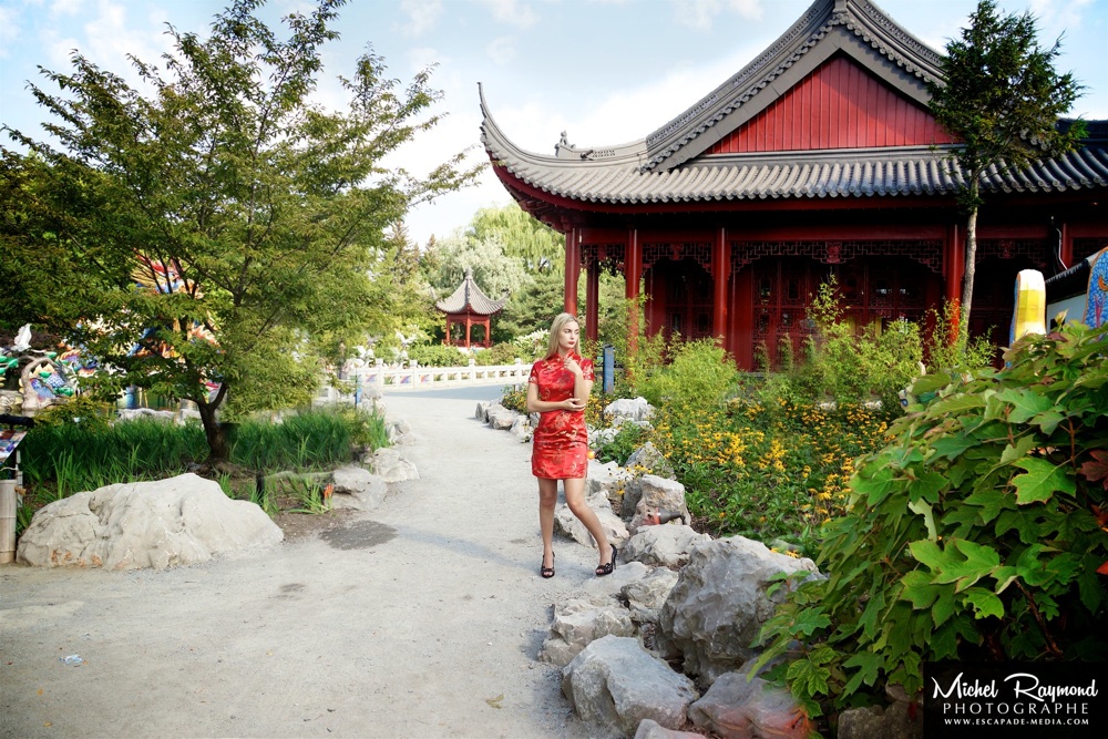 pavillon-du-jardin-de-chine-de-montréal-avec-modèle-robe-chinoise