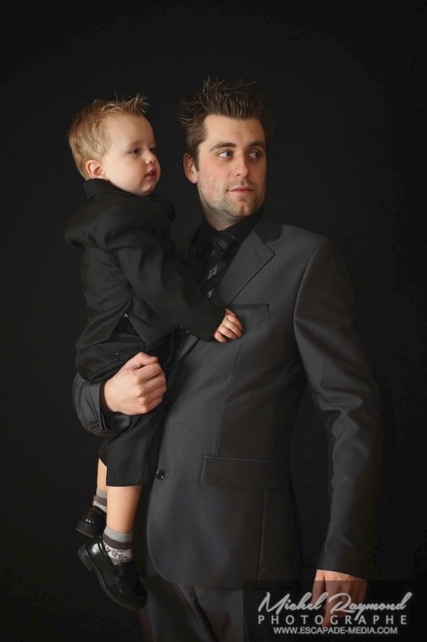 père et enfant regarde le flash