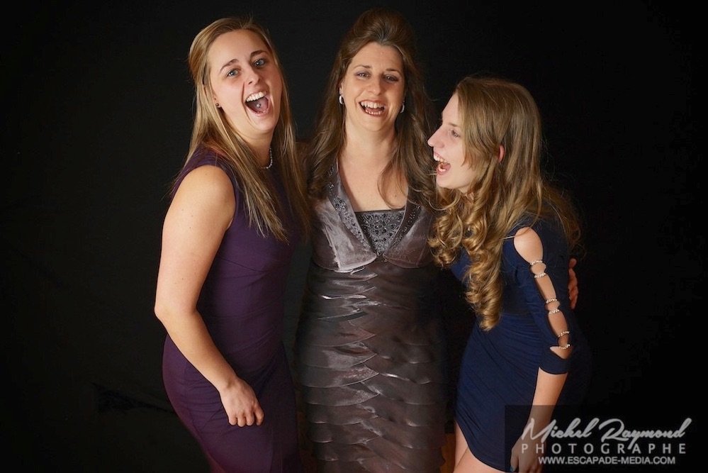 photo femmes en éclat de rire en studio