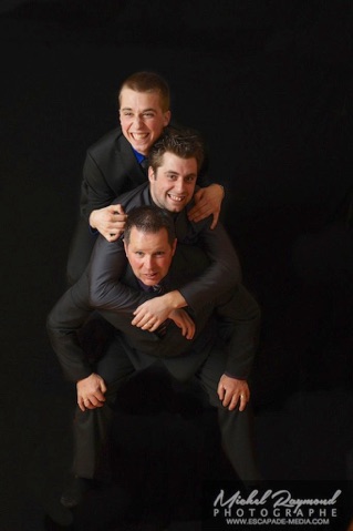 photo des trois hommes qui s'amuse