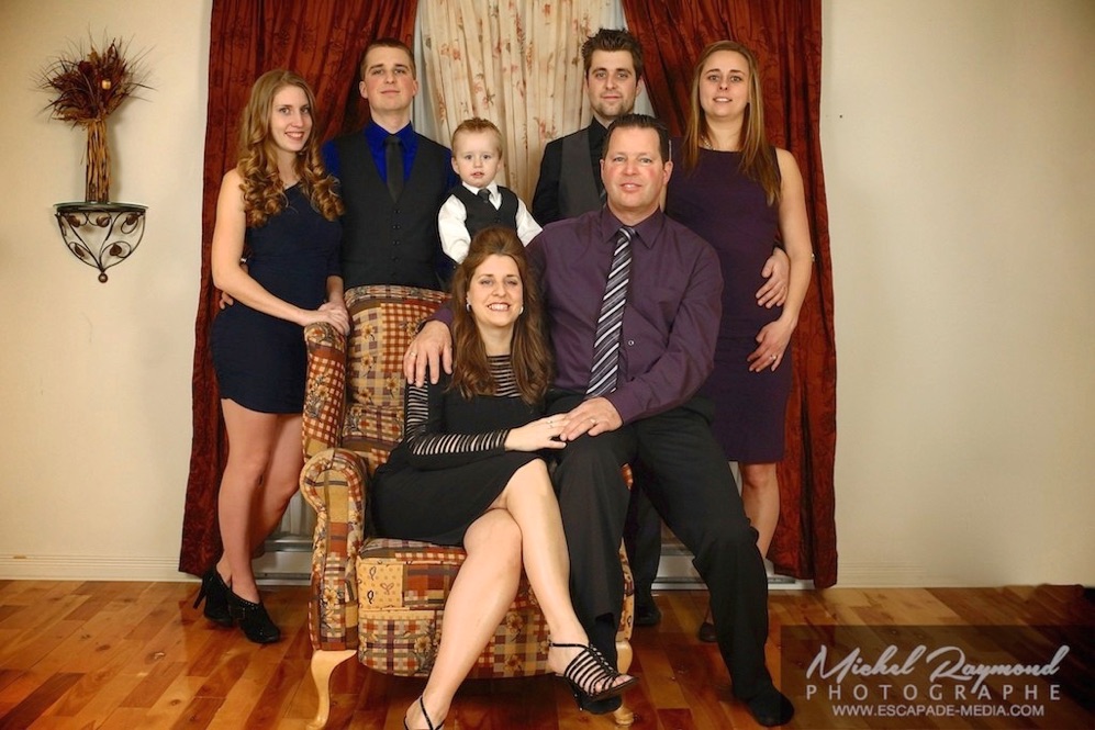 photo de famille au complet dans le salon
