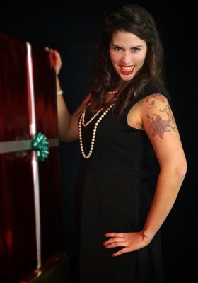 femme devant gros cadeau