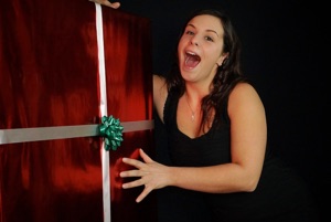 femme devant très gros cadeau