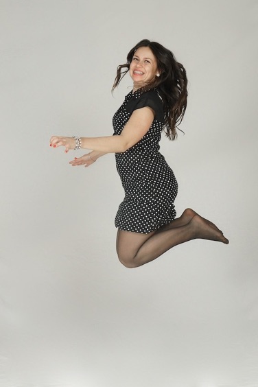 fille saute dans les air