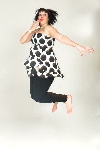 femme saute dans les air