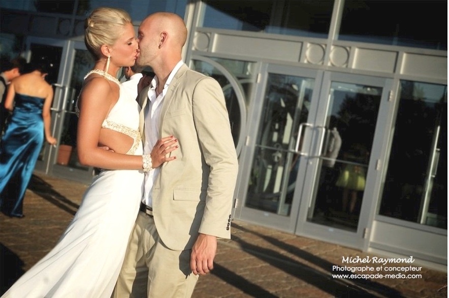 baiser couple blonde bal finissant