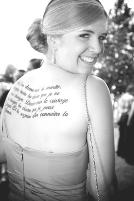 femme avec tatoo écrie dans le dos