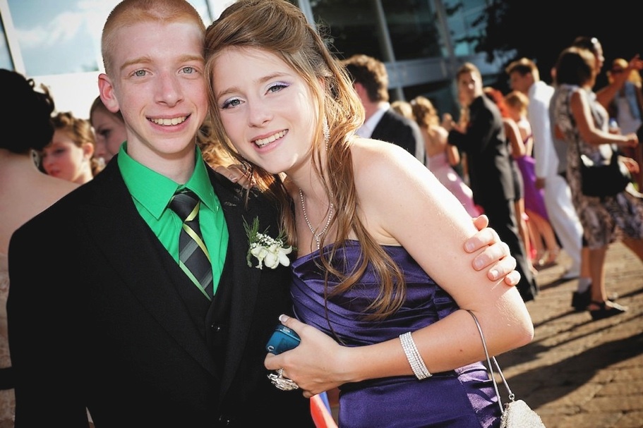 jeune couple au bal