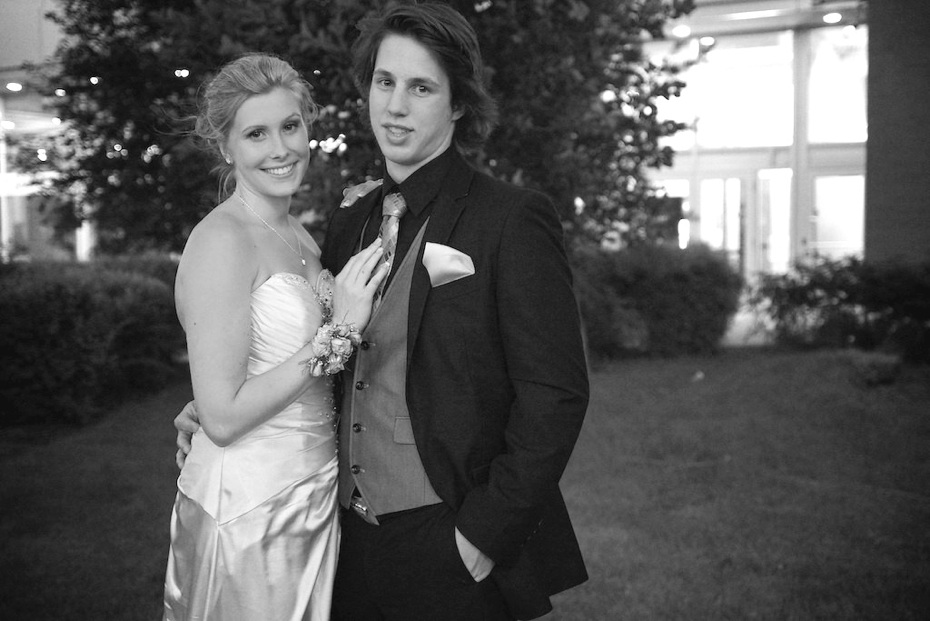 photo couple au bal en noir et blanc