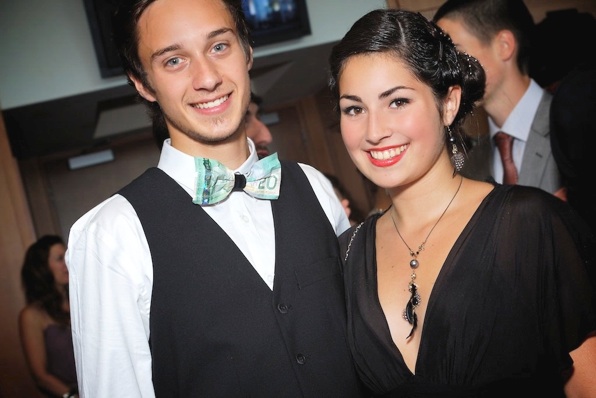 Jeune couple étudiant bal  finnissant
