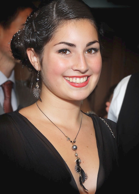 jolie femme séduisante bal finnisant
