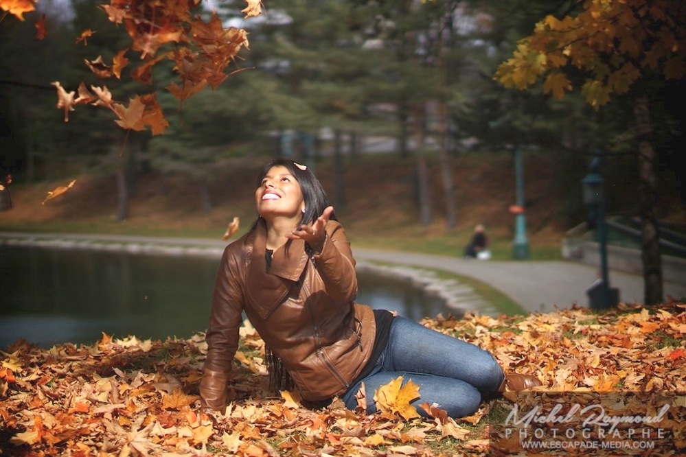 femme latino joue dans les feuilles automne