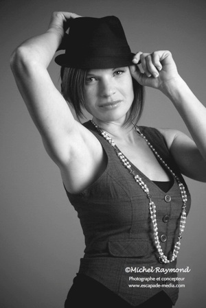 femme avec chapeau noir